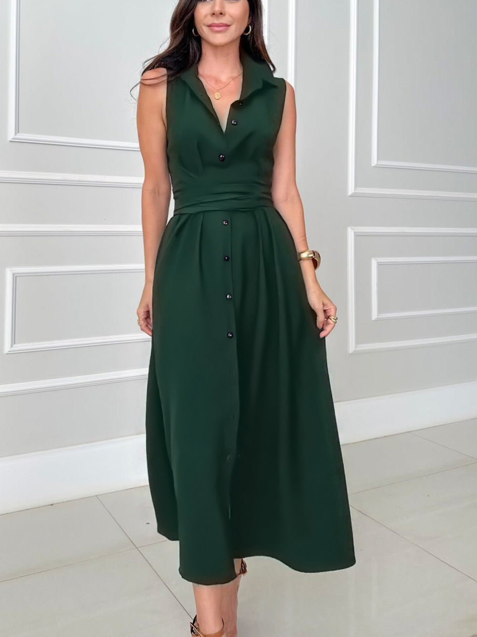 Vestido midi de mujer tipo camisa, con botones, cinturón en la cintura y sin mangas