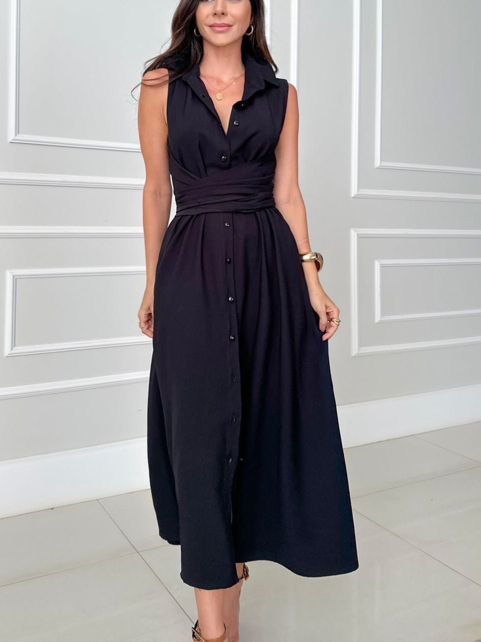 Vestido midi de mujer tipo camisa, con botones, cinturón en la cintura y sin mangas