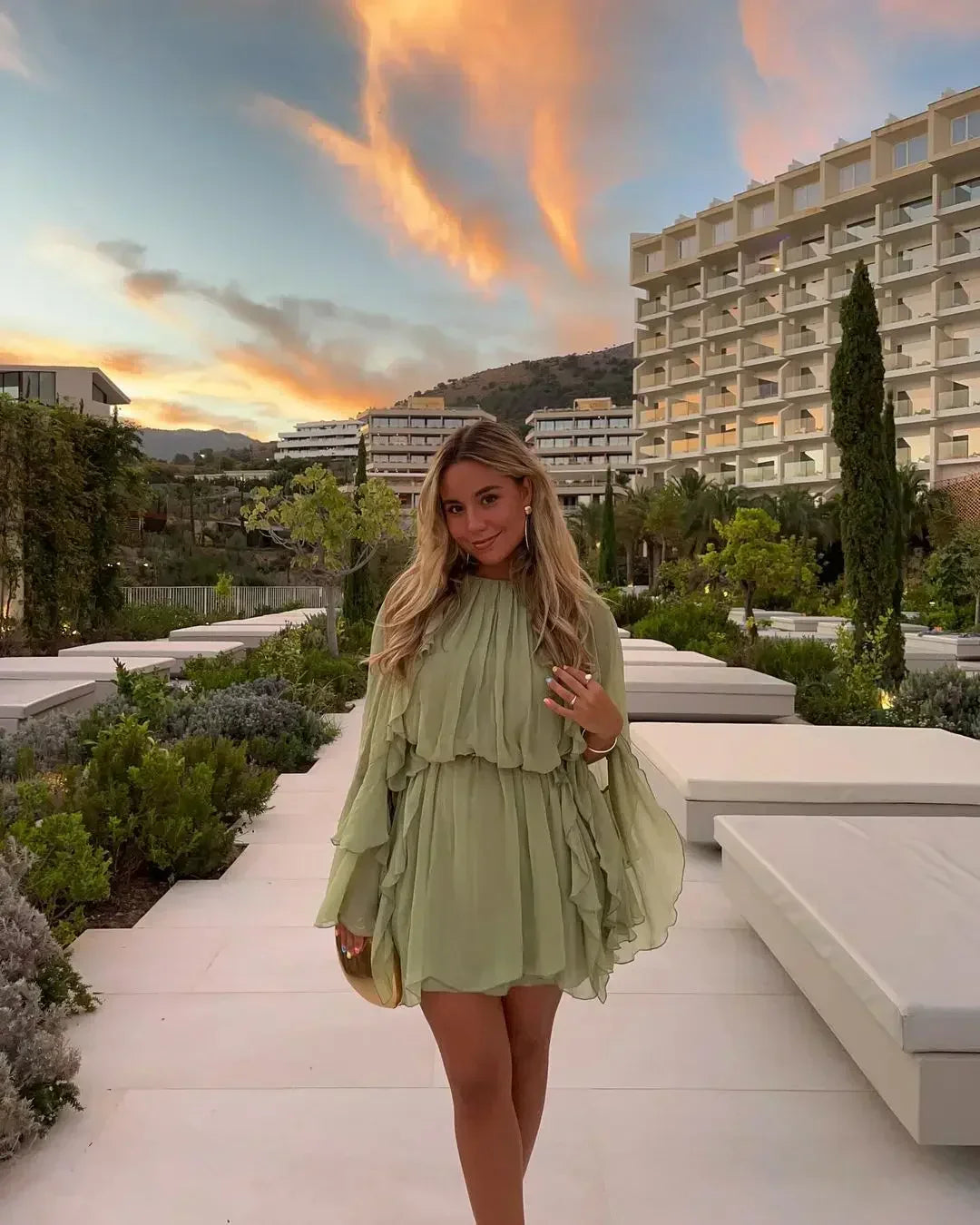 Vestido mini fluido con volantes para mujer